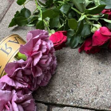 Пам’ять про Андрія Парубія: державний прапор приспущено, львів’яни вшановують квітами