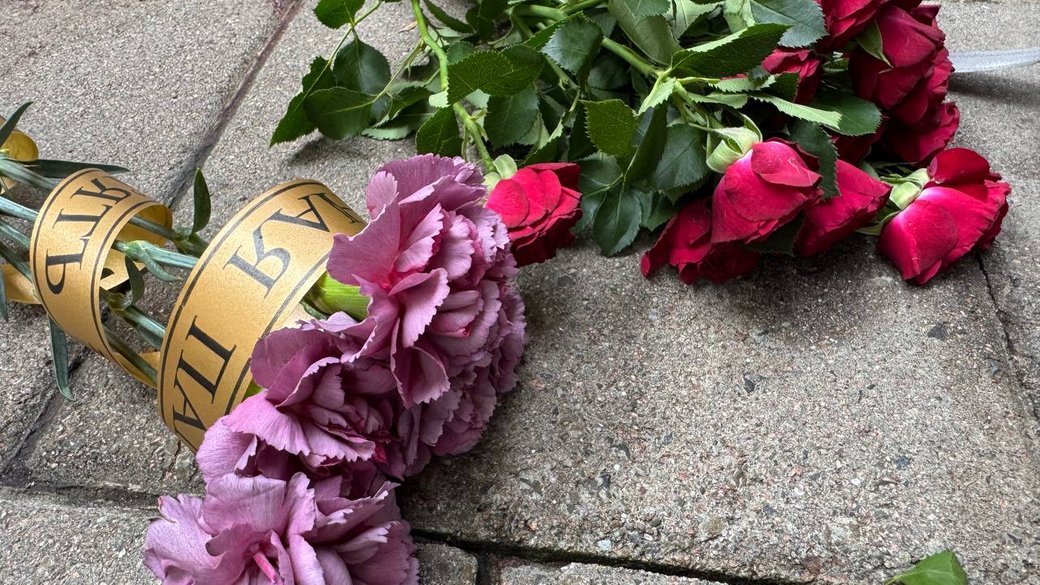 Пам’ять про Андрія Парубія: державний прапор приспущено, львів’яни вшановують квітами