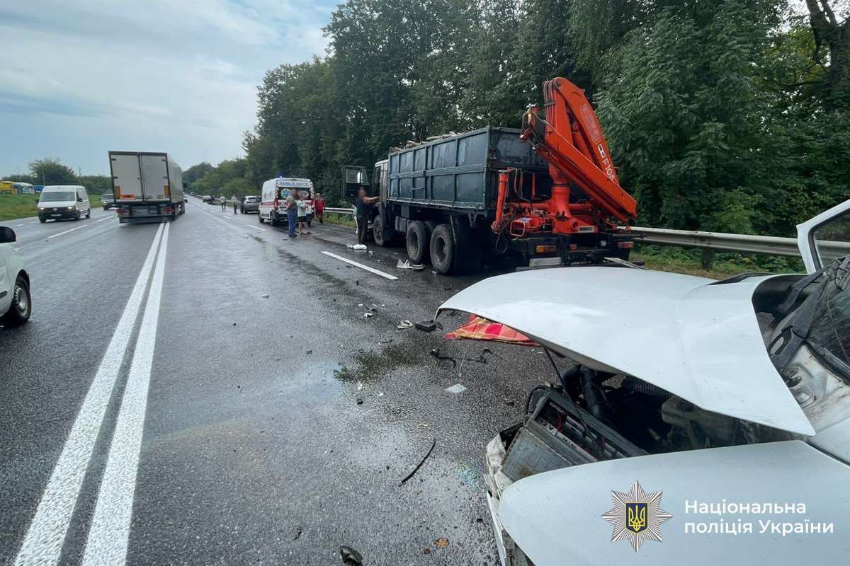 Фото смертельної ДТП поблизу Писарівки на ВІнниччині за участю легковика та вантажівки