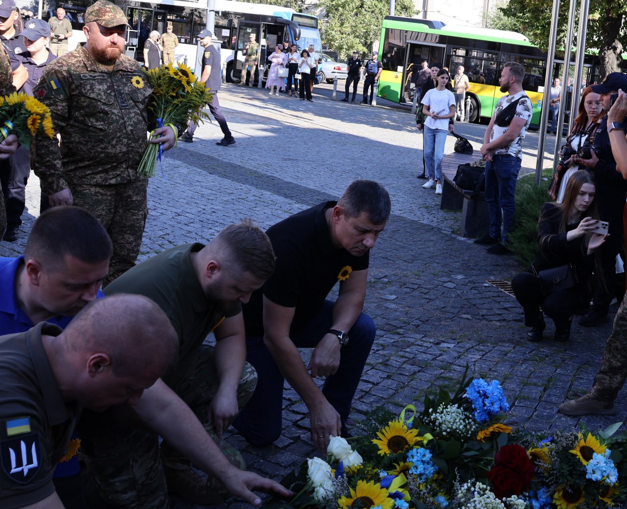Покладання квітів на площі Шевченка у Вінниці