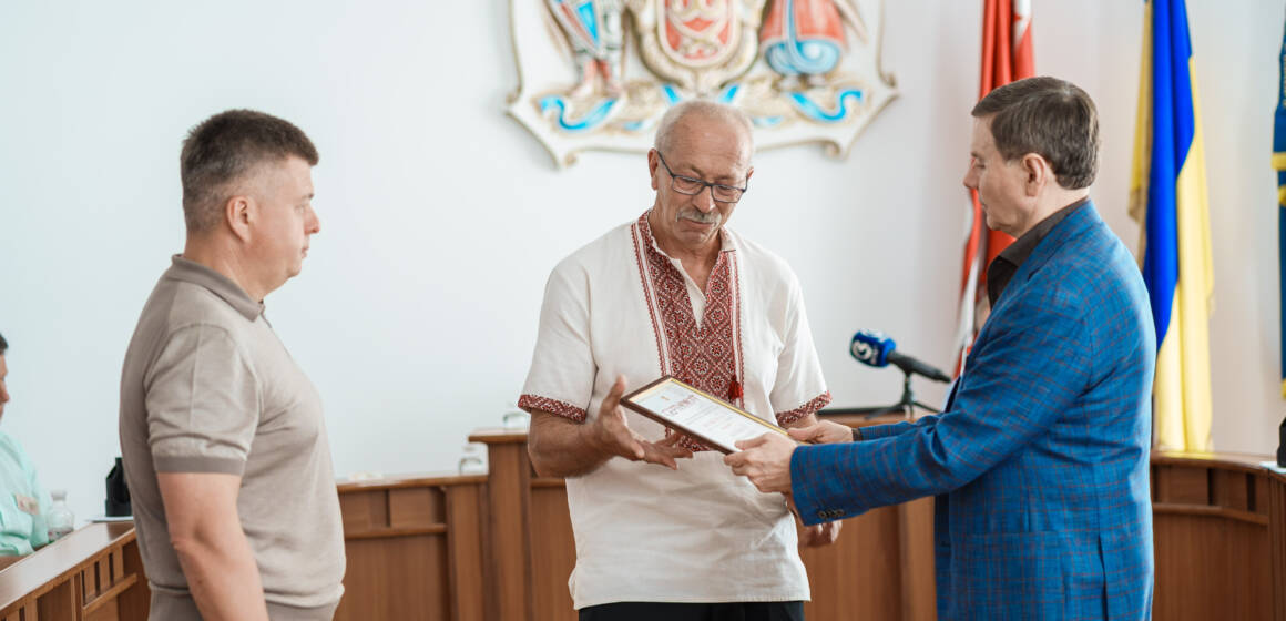 У Вінниці ветеран війни отримав сертифікат на авто до Дня Незалежності