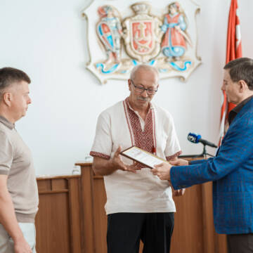 У Вінниці ветеран війни отримав сертифікат на авто до Дня Незалежності