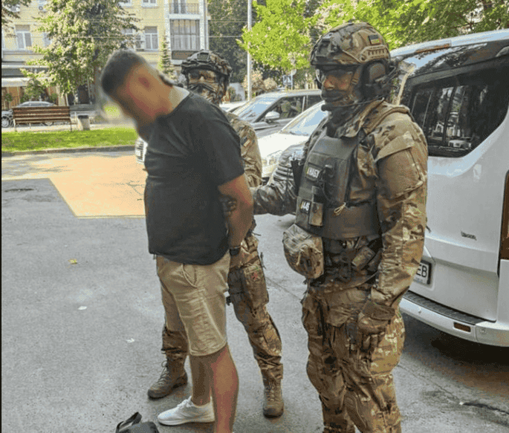 НАБУ та САП викрили посадовців, які наживалися на війні