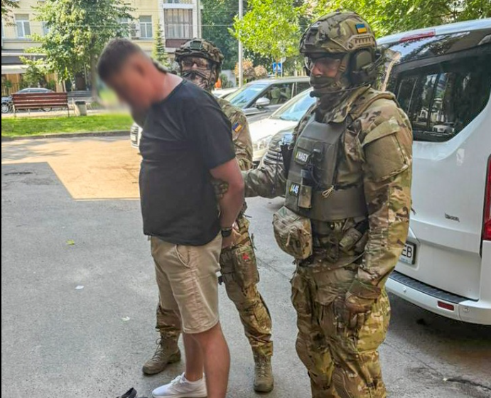 НАБУ та САП викрили посадовців, які наживалися на війні