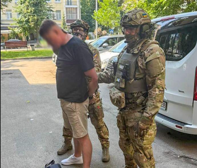 НАБУ та САП викрили посадовців, які наживалися на війні