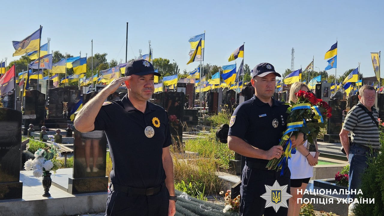 Поліцейські Вінниці вшанували захиблих побратимів на кладовищі
