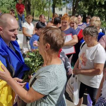 На Вінниччині зустріли звільненого з полону захисника Антона Чорного