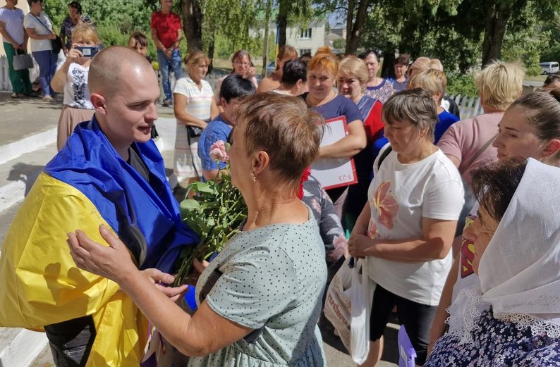 На Вінниччині зустріли звільненого з полону захисника Антона Чорного