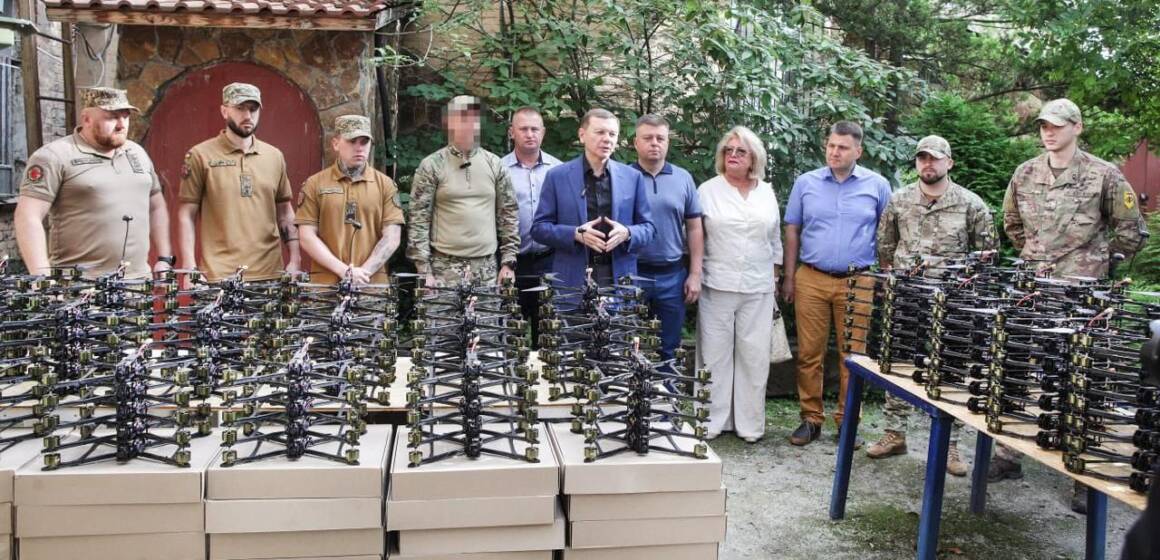 Міжрегіональний координаційний гуманітарний штаб передав військовим 300 FPV-дронів та наземний роботизований комплекс