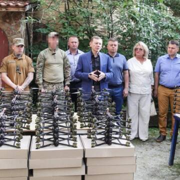 Міжрегіональний координаційний гуманітарний штаб передав військовим 300 FPV-дронів та наземний роботизований комплекс