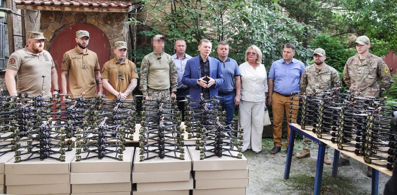 Міжрегіональний координаційний гуманітарний штаб передав військовим 300 FPV-дронів та наземний роботизований комплекс
