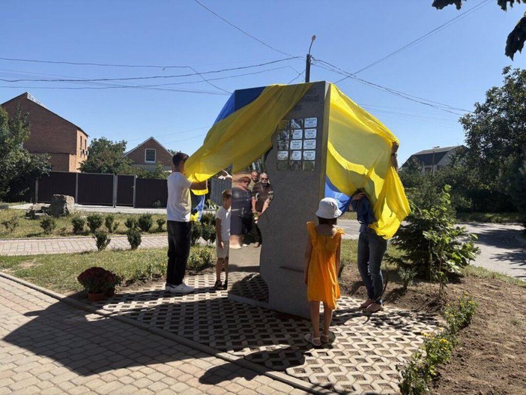 У Вінниці відкрили стелу на честь полеглих випускників ліцею №20