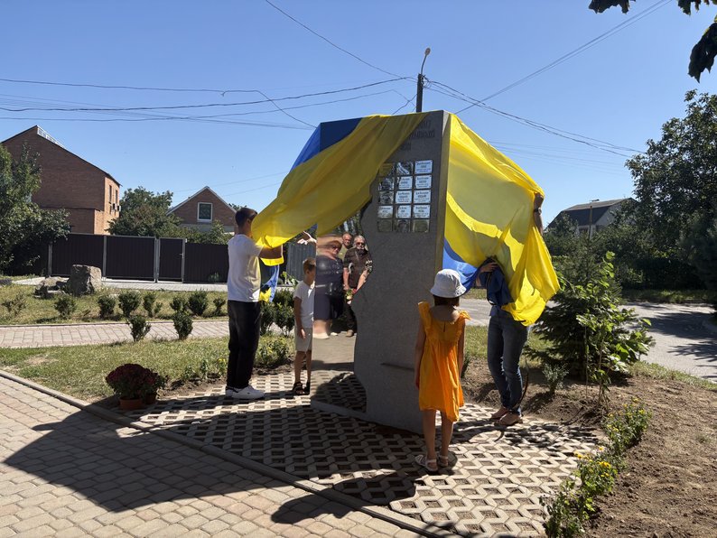 У Вінниці відкрили стелу на честь полеглих випускників ліцею №20