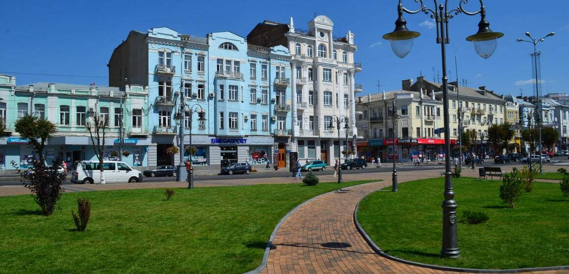 Центральна площа Вінниці біля міськради