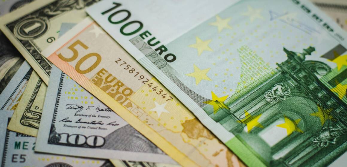 Курс валют на 25 серпня: скільки коштують долар, євро і злотий