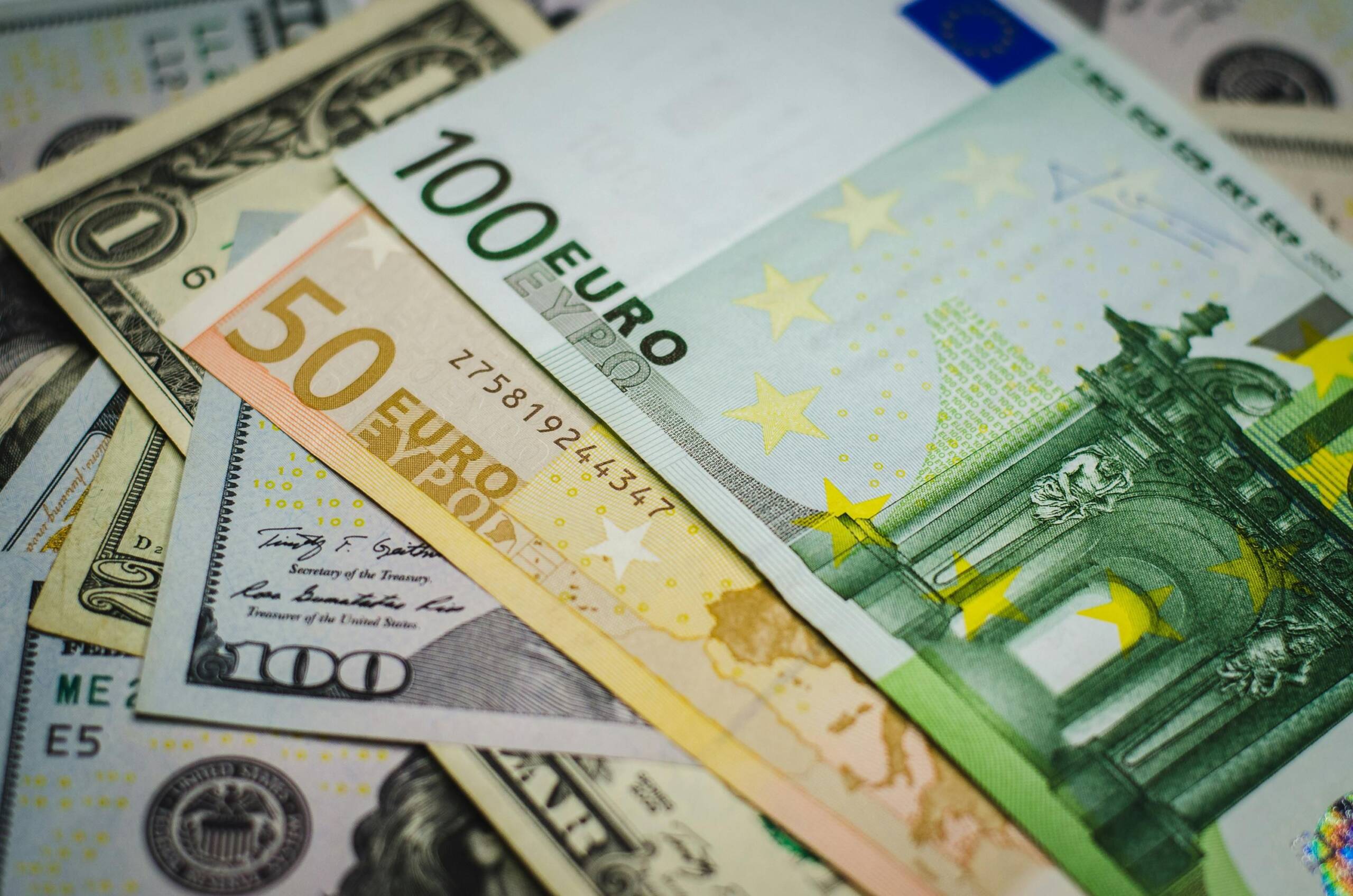 Курс валют на 25 серпня: скільки коштують долар, євро і злотий