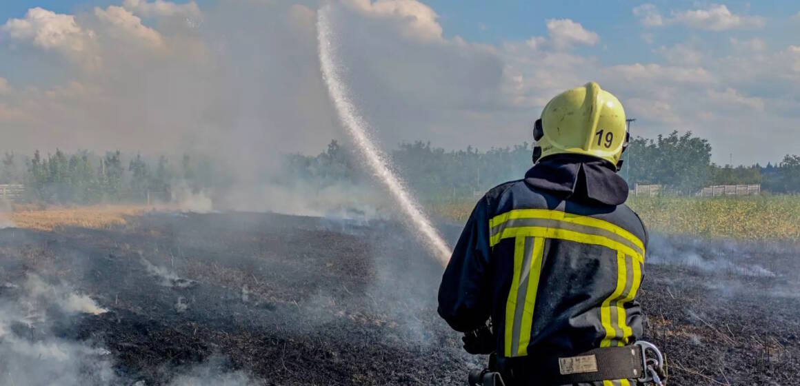 Рятувальник гасить пожежу на Вінниччині в полі