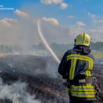 Рятувальник гасить пожежу на Вінниччині в полі