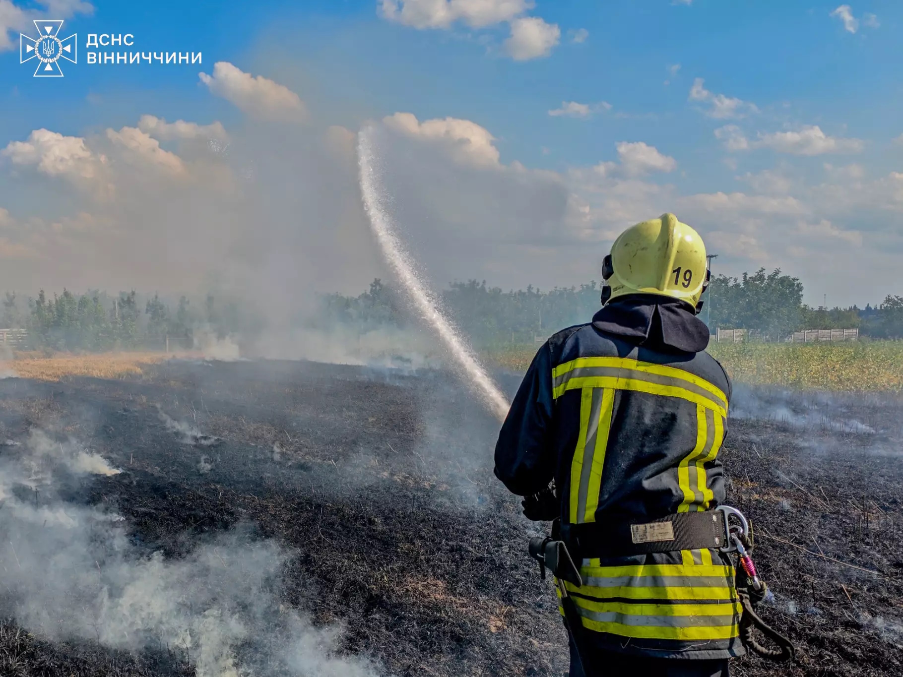 Рятувальник гасить пожежу на Вінниччині в полі