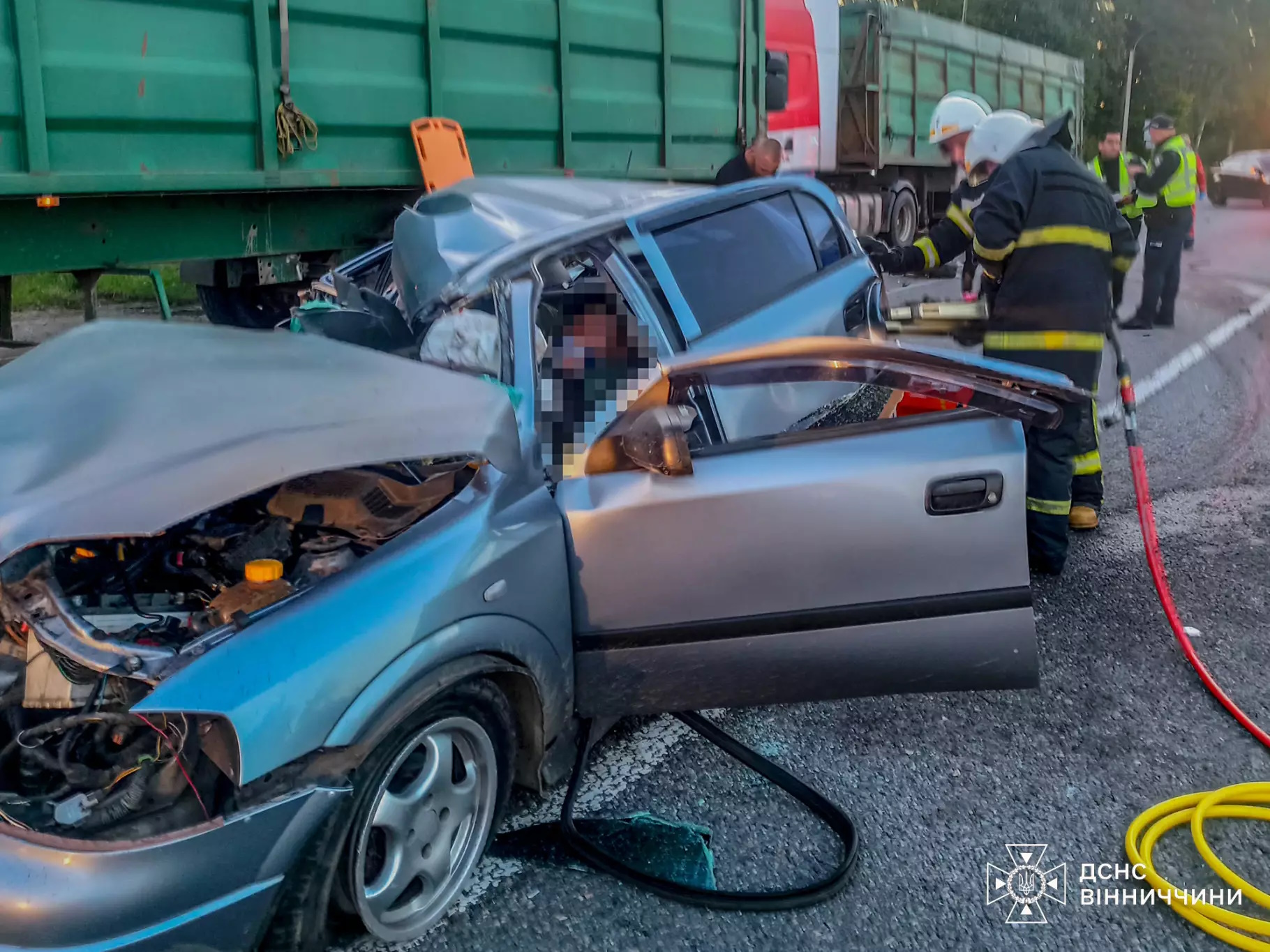 Розтрощений легковик внаслідок аварії на Вінниччині