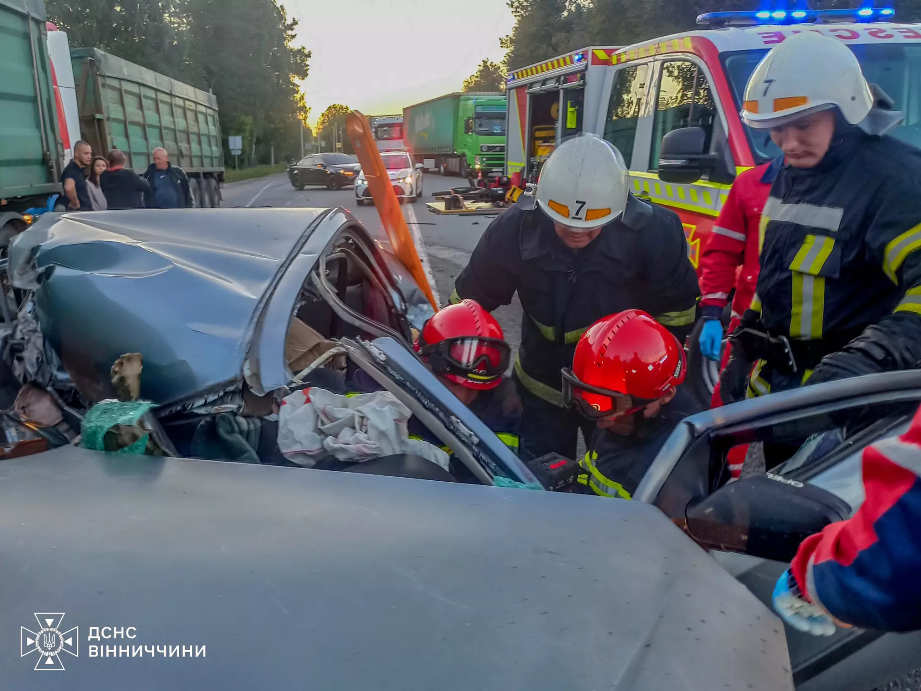 Рятувальники дістають водія легковика, якого затиснуло в салоні через зіткнення з вантажівкою в селі на Вінниччині