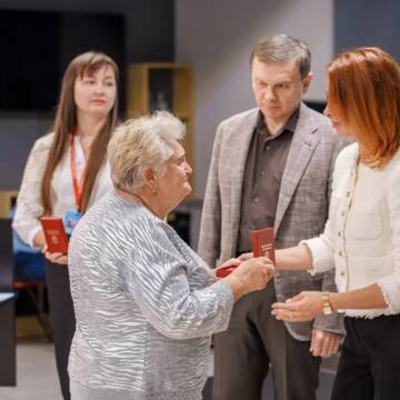Матері полеглого Захисника вручають відзнаку у Вінниці