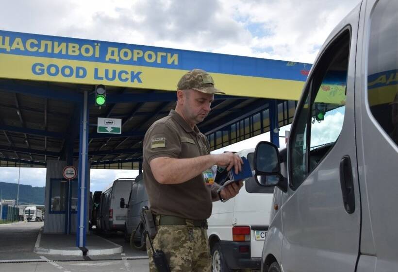 Прикордонники почали випускати з України чоловіків до 22 років