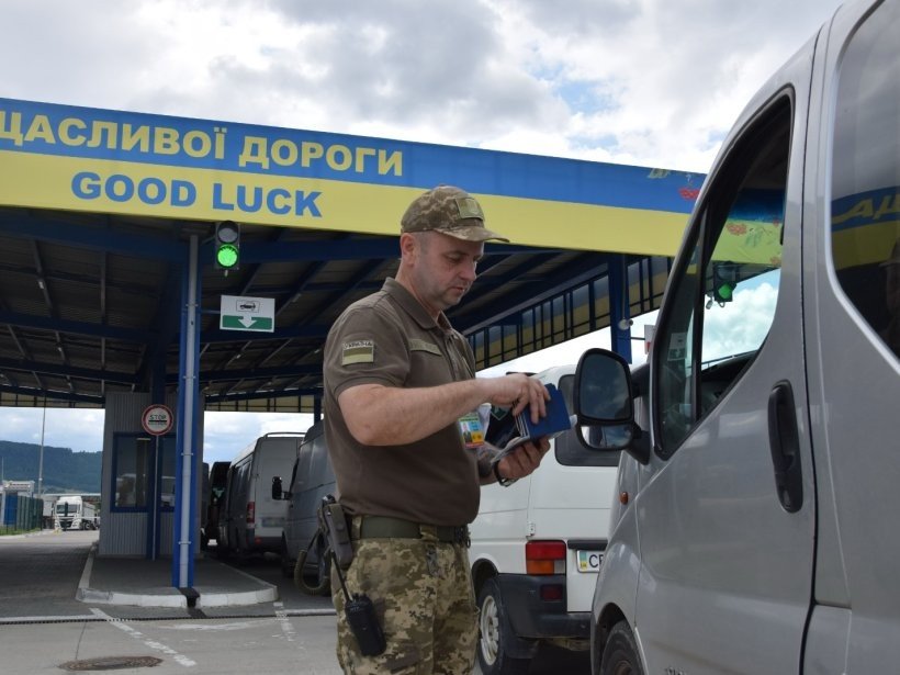 Прикордонники почали випускати з України чоловіків до 22 років
