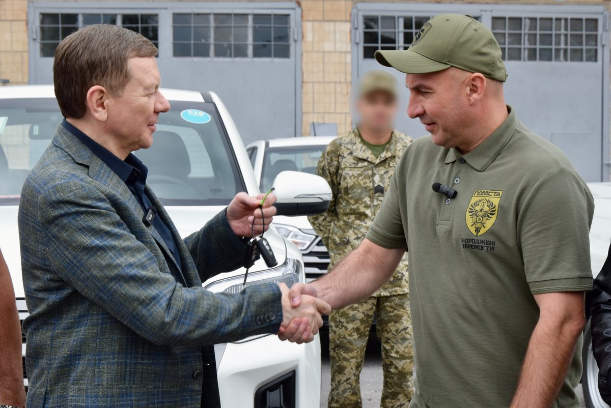 Мер Вінниці Сергій МОргунов передає прикордонникам клбчі від автомобілів