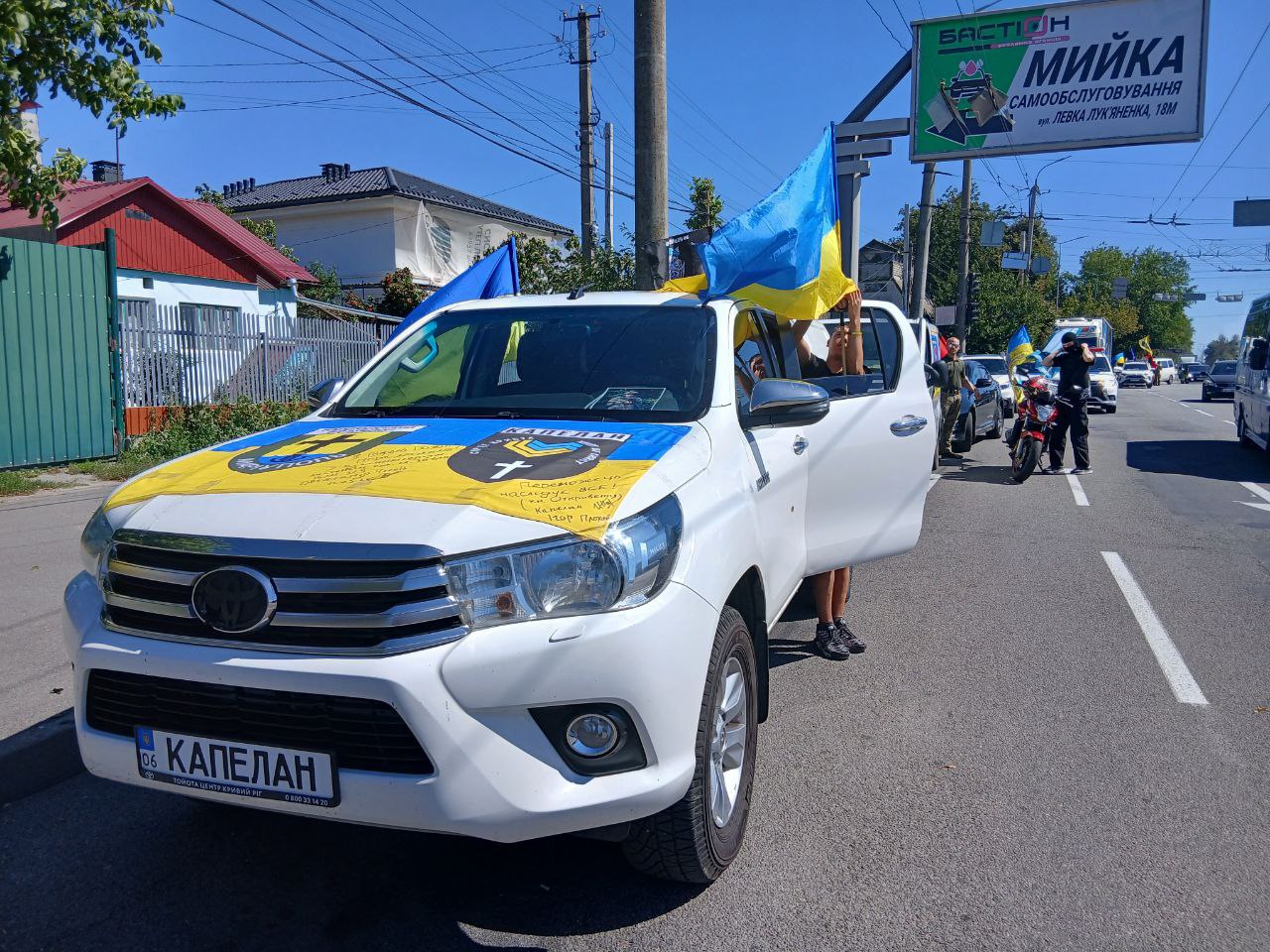 Автомобілі із національною символікою України та прапорами частин ЗСУ