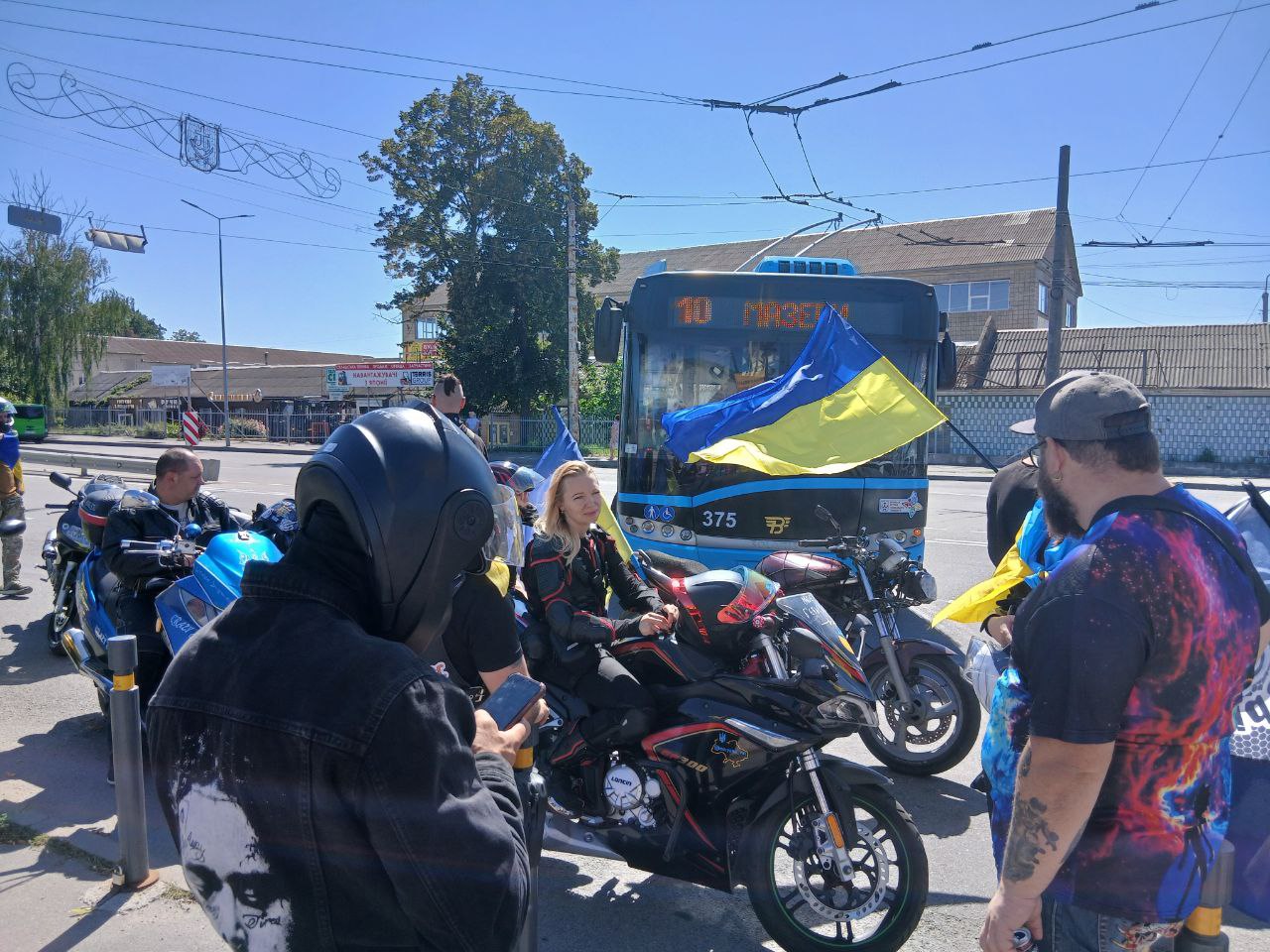 Колона мотоциклів та авто у Вінниці
