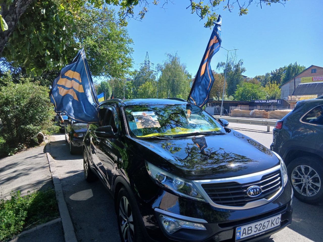 Автомобіль з прапорами