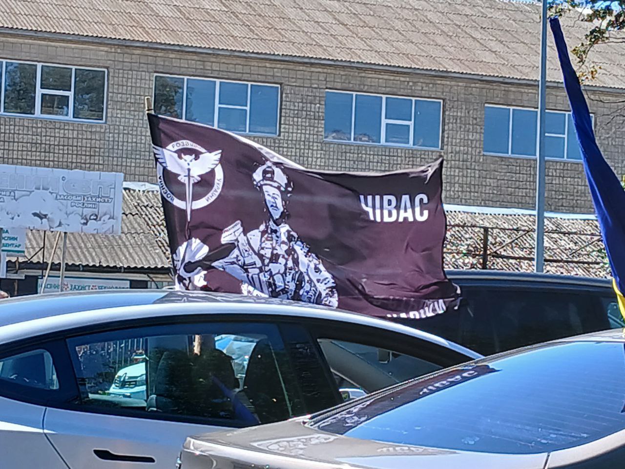 Правор із напислм "Чівас" на легковику