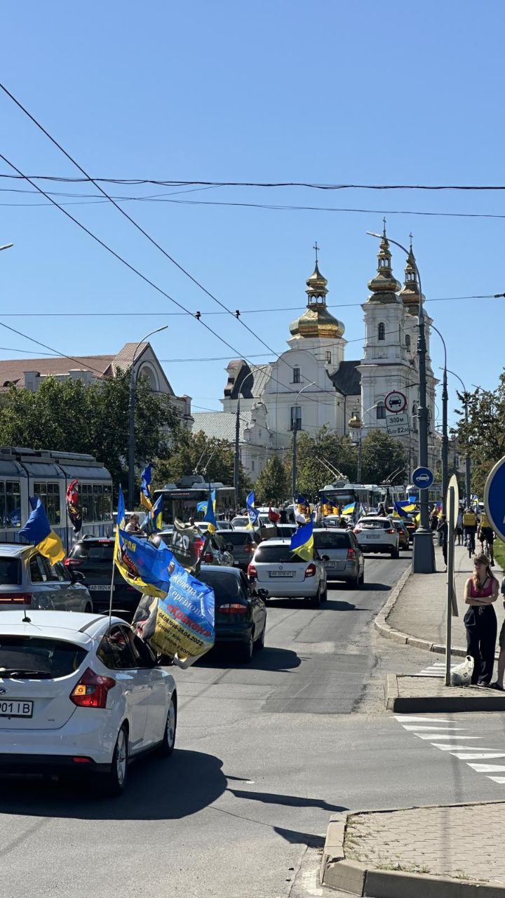 Колона автомобілів рухається по вулиці Соборній у Вінниці 29 серпня 2025 року