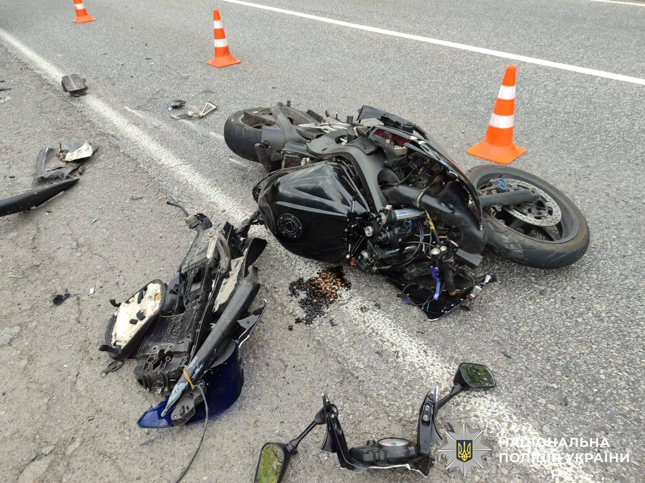 Мотоцикл та Джип потрапили в аварію на Вінниччині