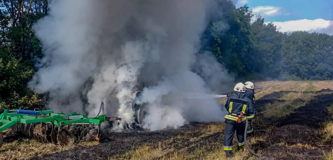 Пожежники гасять трактор, який горить на полі у Вінницькій області