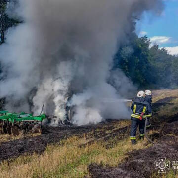Пожежники гасять трактор, який горить на полі у Вінницькій області
