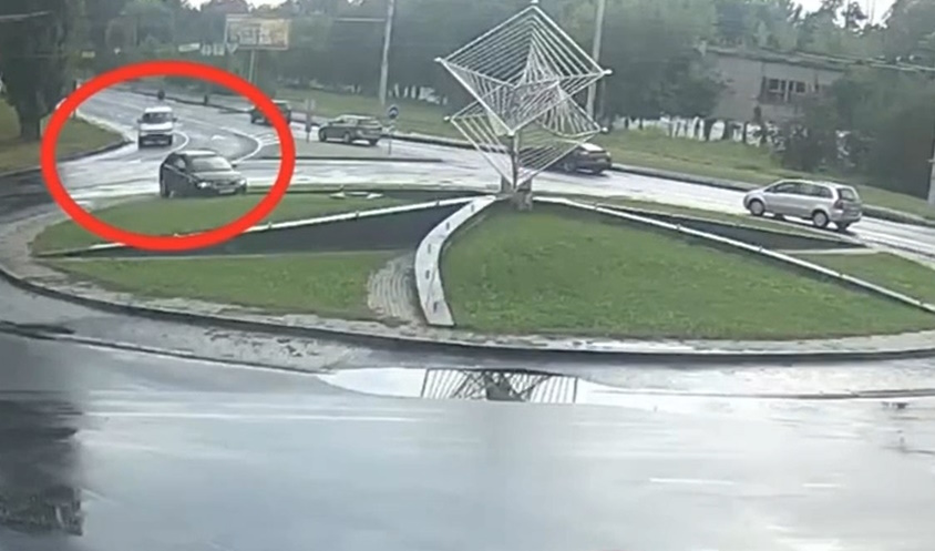 Ауді заїхав на зелену зону на креговому перехресті поруз з водоканалом у Вінниці