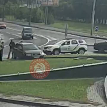 Легковик прізався в зелену зону біля інсталяції Куб у Вінниці