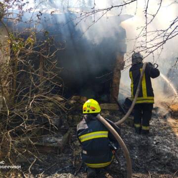 Горіли житлові будинки, господарські споруди та авто: на Вінниччині спалахнуло 32 пожежі