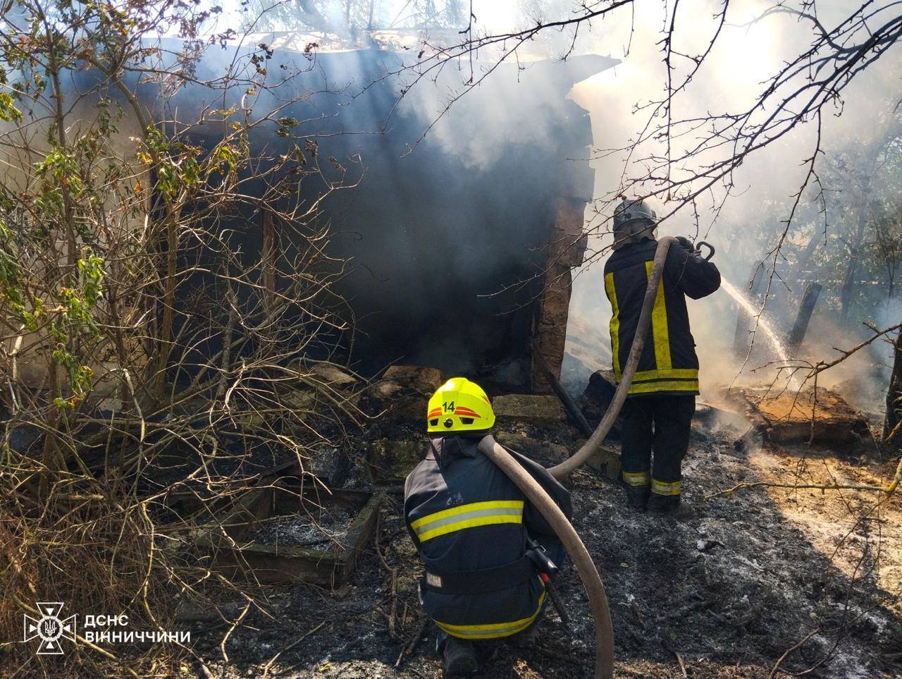 Горіли житлові будинки, господарські споруди та авто: на Вінниччині спалахнуло 32 пожежі