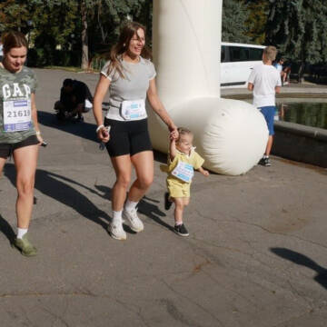 «Шаную воїнів, біжу за героїв України»: у Вінниці понад тисячу осіб приєднались до забігу (ФОТО)