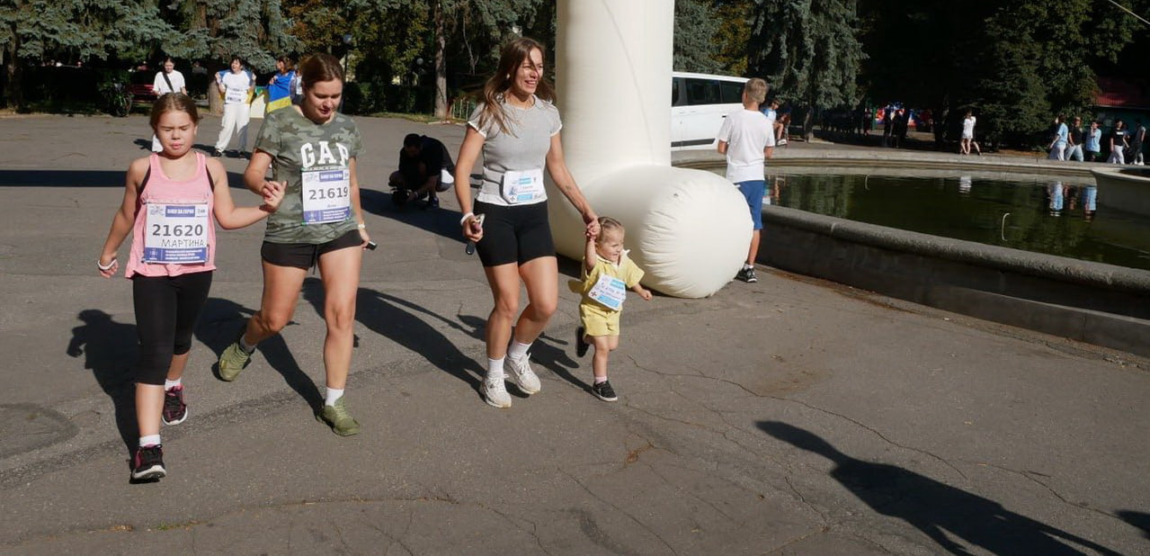 «Шаную воїнів, біжу за героїв України»: у Вінниці понад тисячу осіб приєднались до забігу (ФОТО)