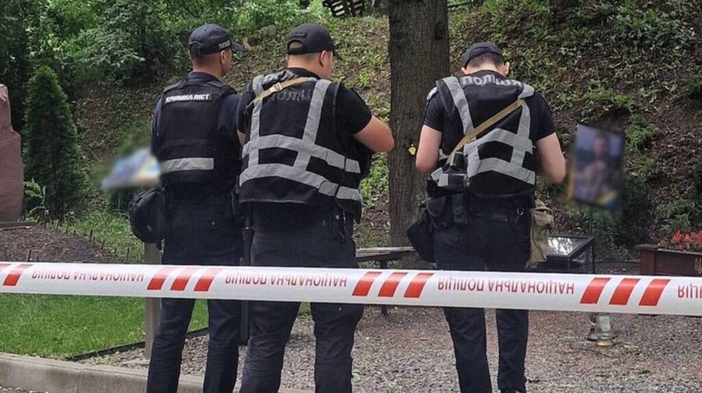 Наруга над пам’яттю: поліція розслідує пошкодження могил на Вінниччині