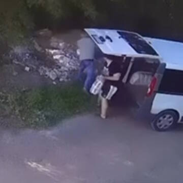 Водій Рено скидає сміття в Десні біля Вінниці