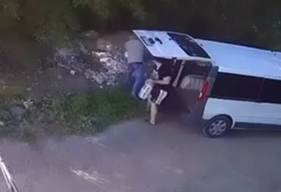 Водій Рено скидає сміття в Десні біля Вінниці
