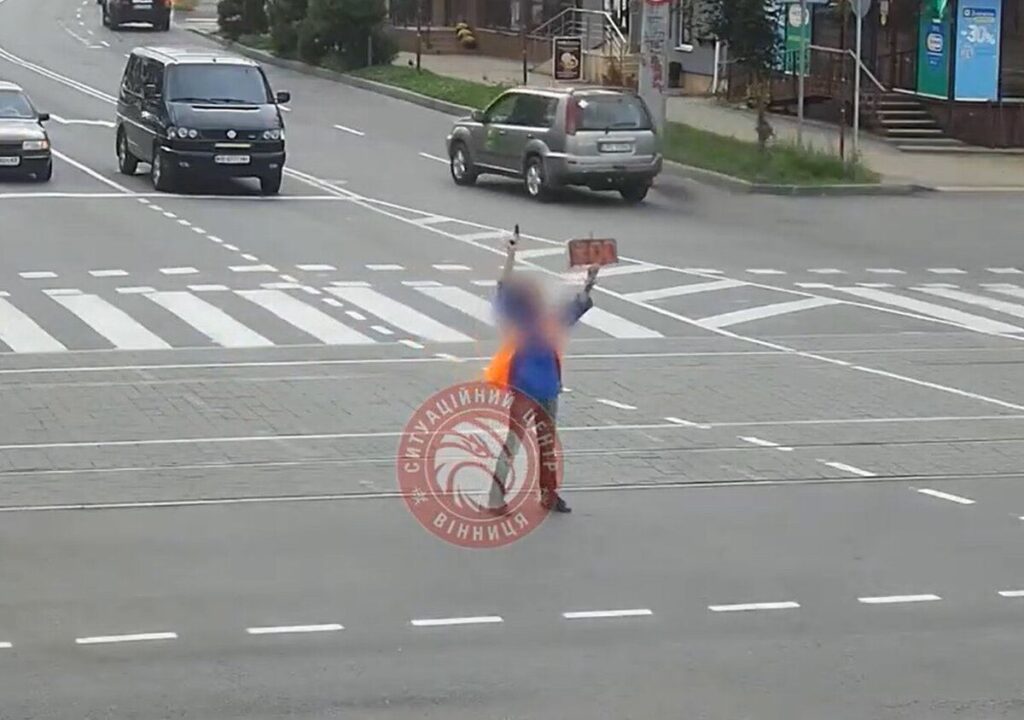 Чоловік з іграшковим пістолетом у Вінниці зупиняє транспорт під час хвилини мовчання