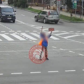 Чоловік з іграшковим пістолетом у Вінниці зупиняє транспорт під час хвилини мовчання
