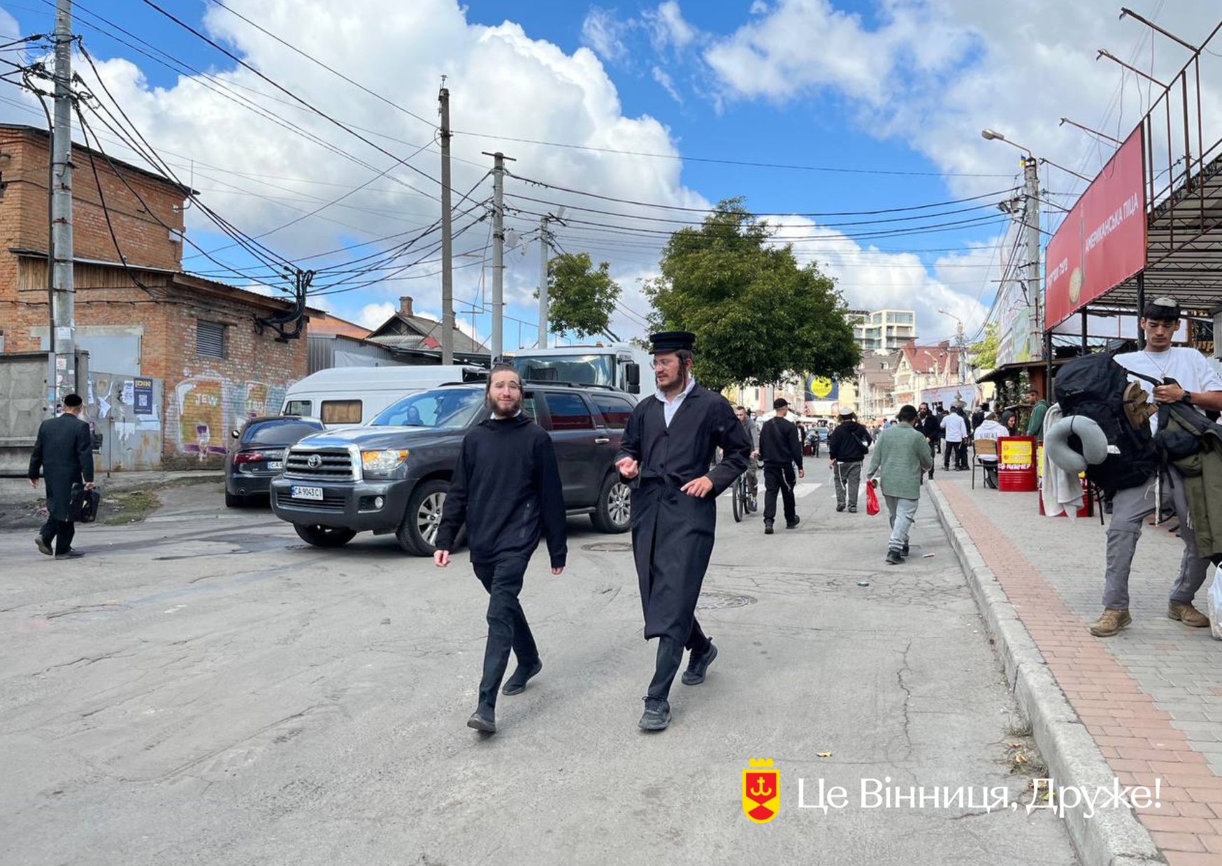 Двоє чоловіків на вуличках хасидського кварталу