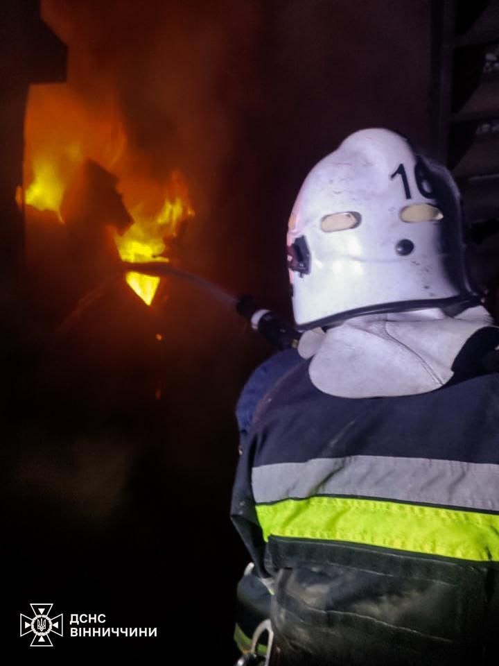 Пожежники гасить пожежу у Вінницькій області внаслідок влучання дронів